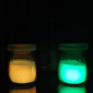pigmento luminoso in bottiglia di vetro