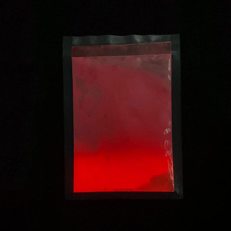 Polvere di pigmento rosso che si illumina al buio