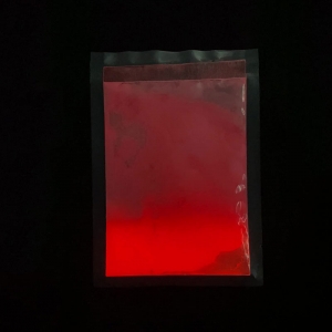 Polvere di pigmento rosso che si illumina al buio
