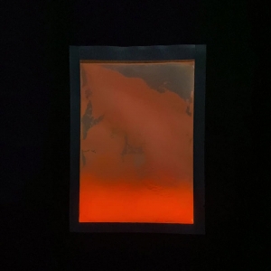 Polvere arancione che si illumina al buio